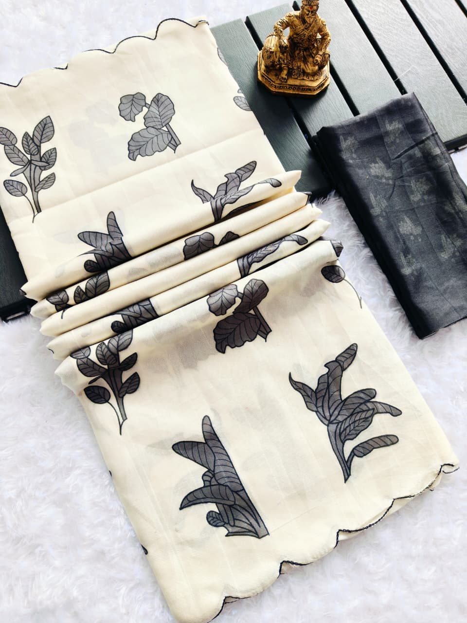 Heavy Handloom Tussar Silk Tulips Digital Print Saree with Arco Border