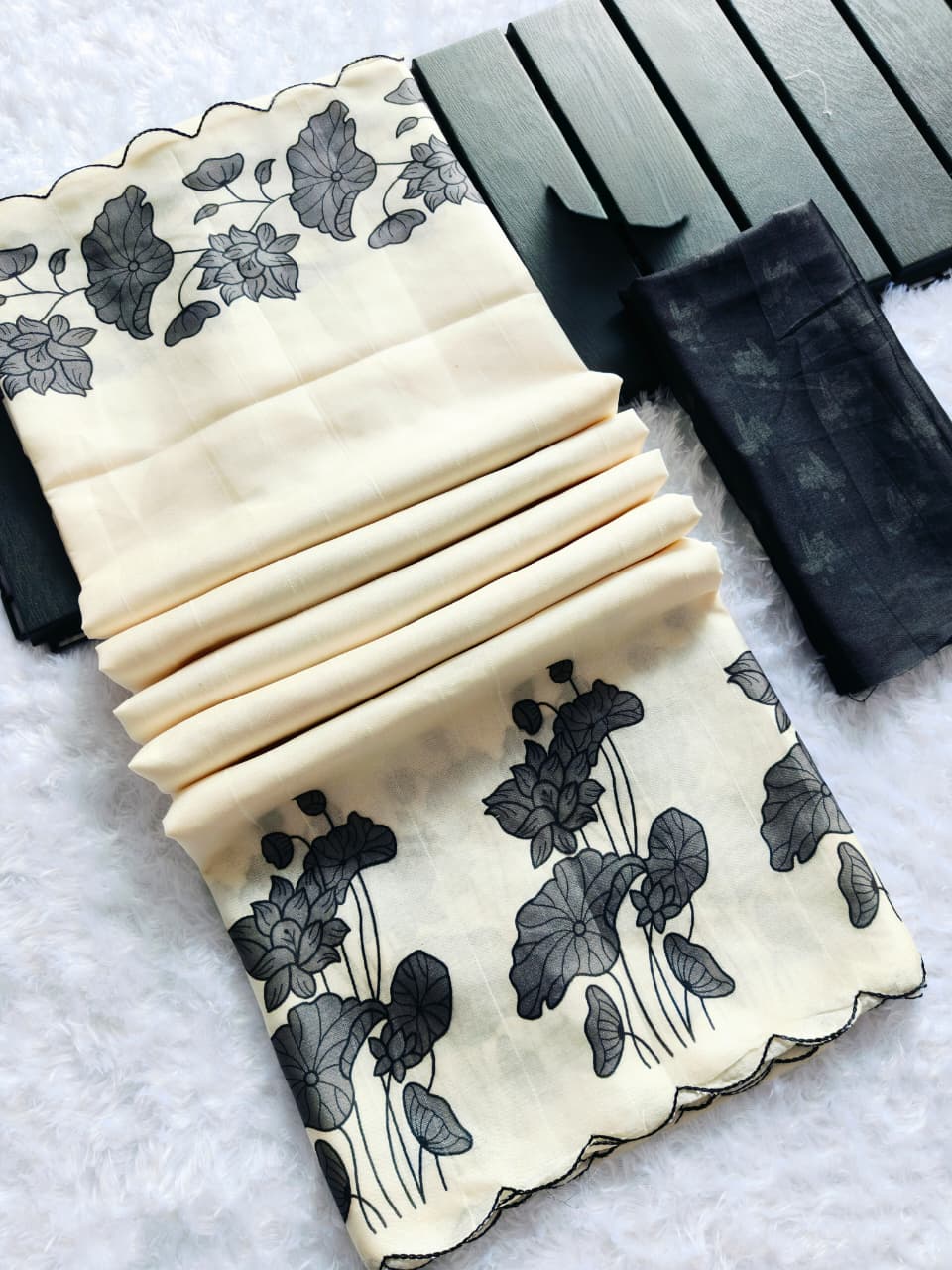 Heavy Handloom Tussar Silk Tulips Digital Print Saree with Arco Border
