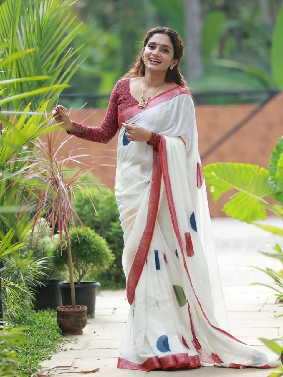 Soft Linen Saree with Digital Print & Silver Jari Border