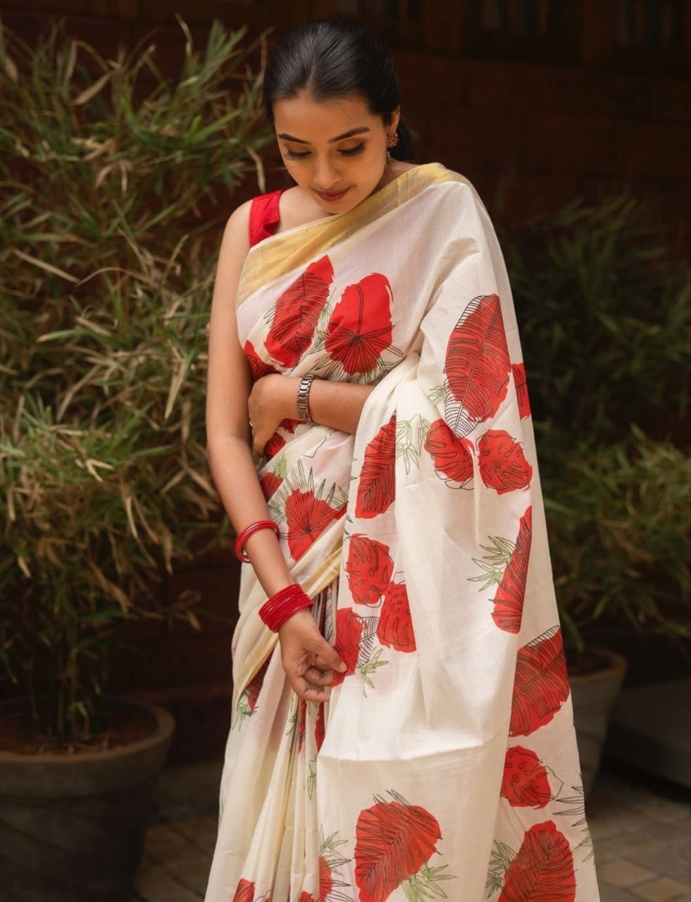 Linen Saree with Gold Jari Border & Digital Print